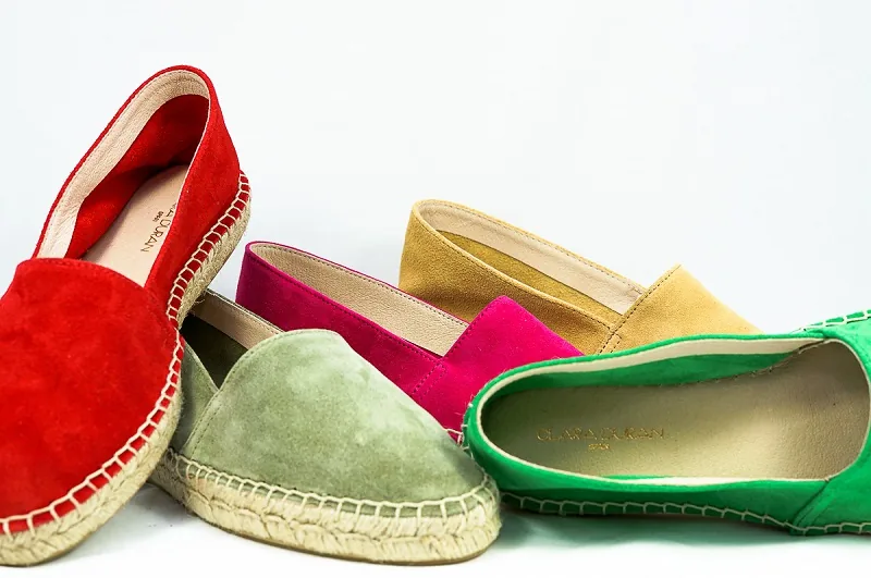 Alpargatas de yute de varios colores: rojo, verde, rosa y mostaza