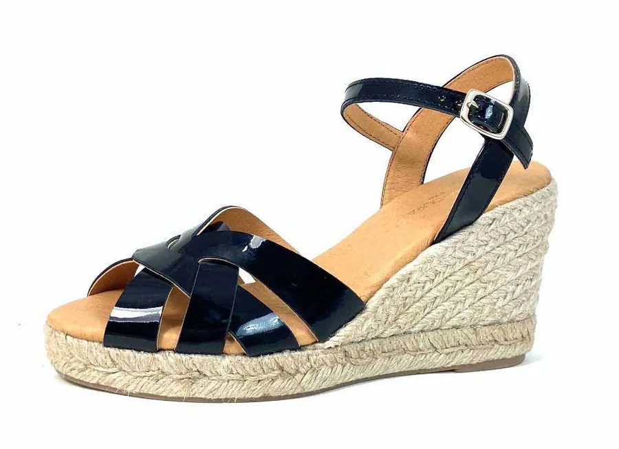 Sandalia de cuña de yute con tiras cruzadas de charol negro